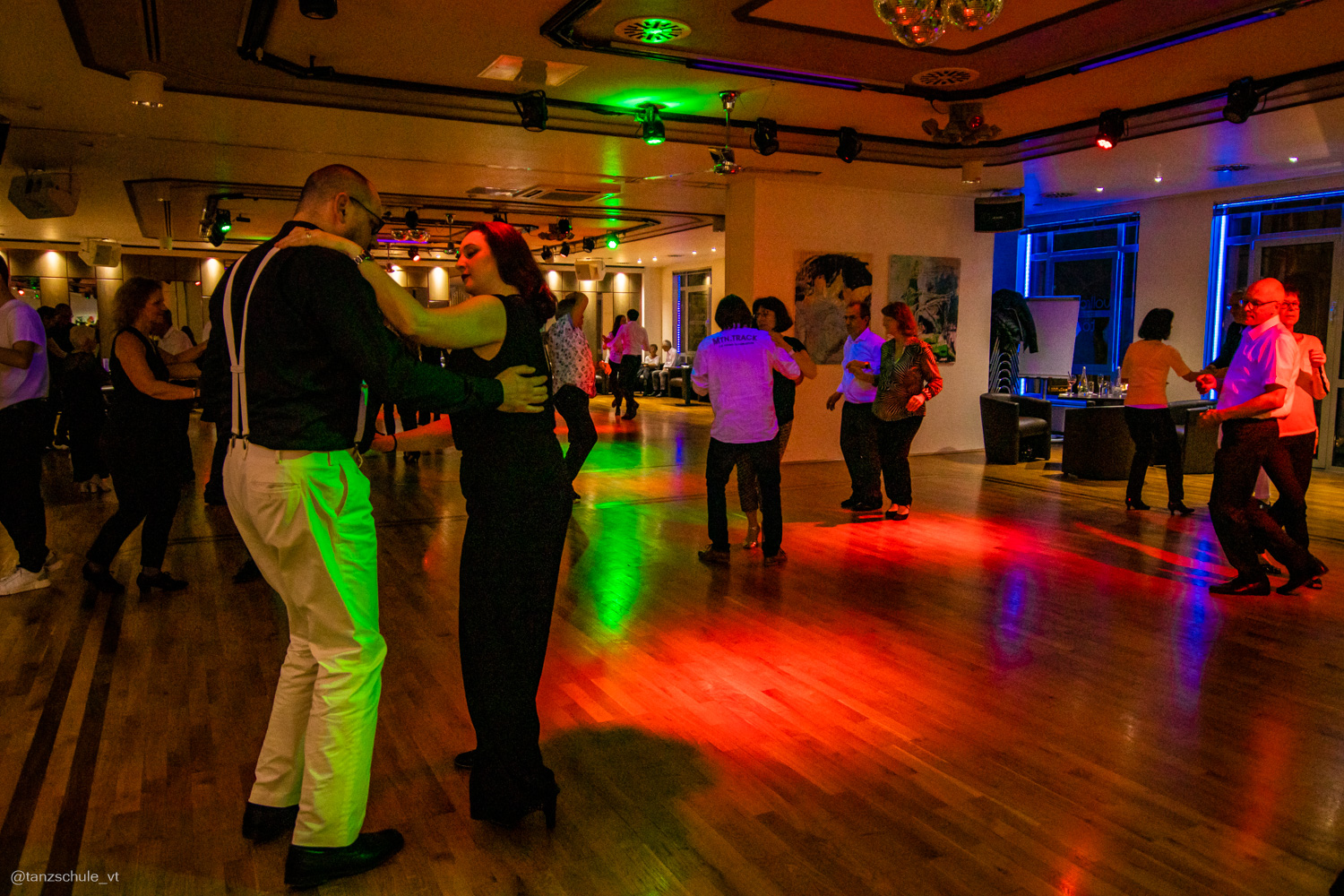 20230318 Black and White Tanzparty 3420